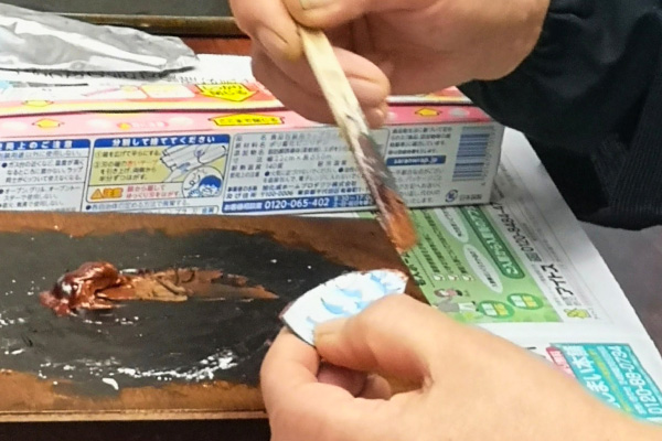 Artisans working with lacquer